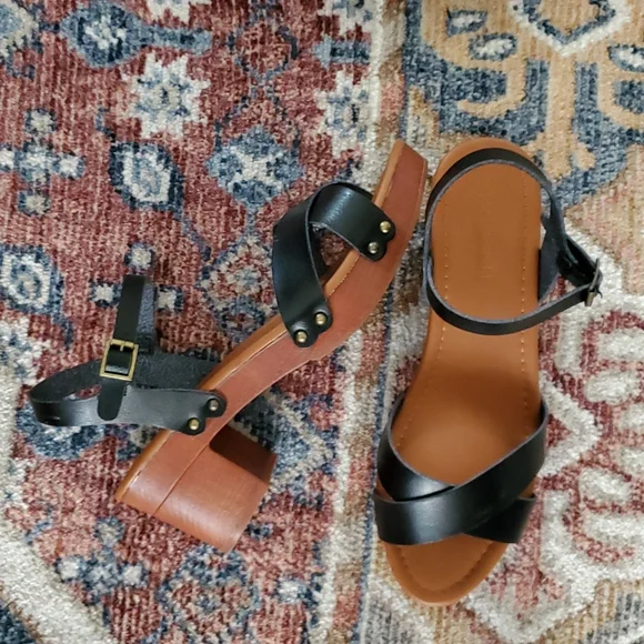 Cushionaire Platform Sandals - Picture 3 of 7